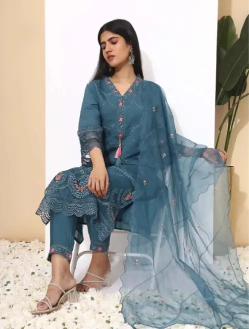 Floral Embroidered Regular Thread Work Pure Cotton Kurta with Trousers & Dupatta